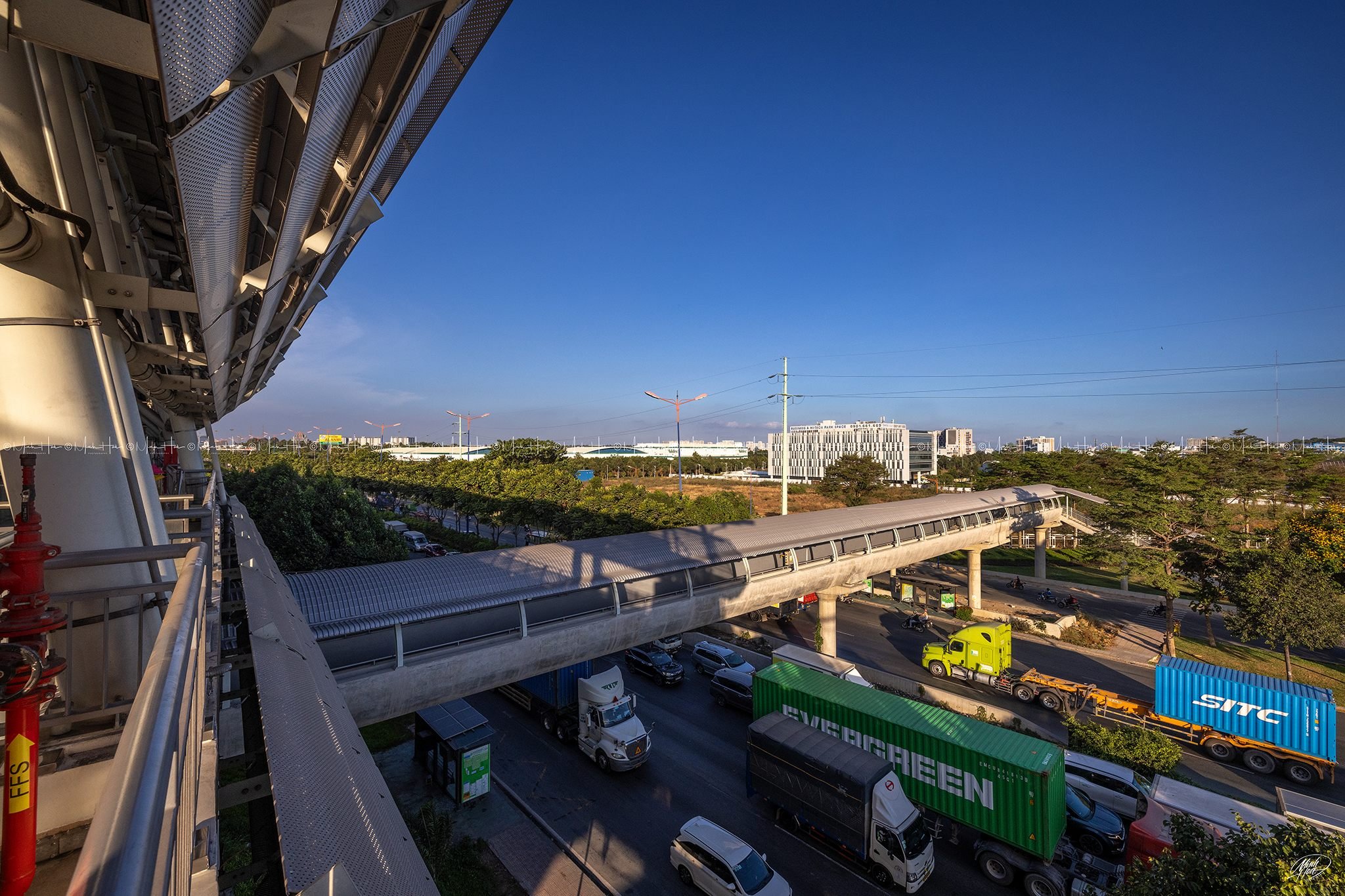 Đội nắng thi công xuyên lễ công trình cầu bộ hành của tuyến Metro số 1- Ảnh 2.