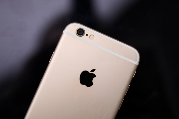 Apple vừa đưa điện thoại iPhone 6 Plus vào danh sách lỗi thời. Ảnh: The Sun