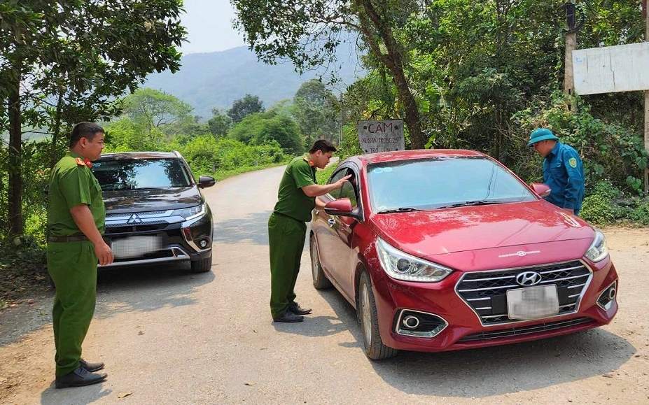 Huy động 400 cảnh sát truy tìm phạm nhân trốn trại giam, cướp taxi