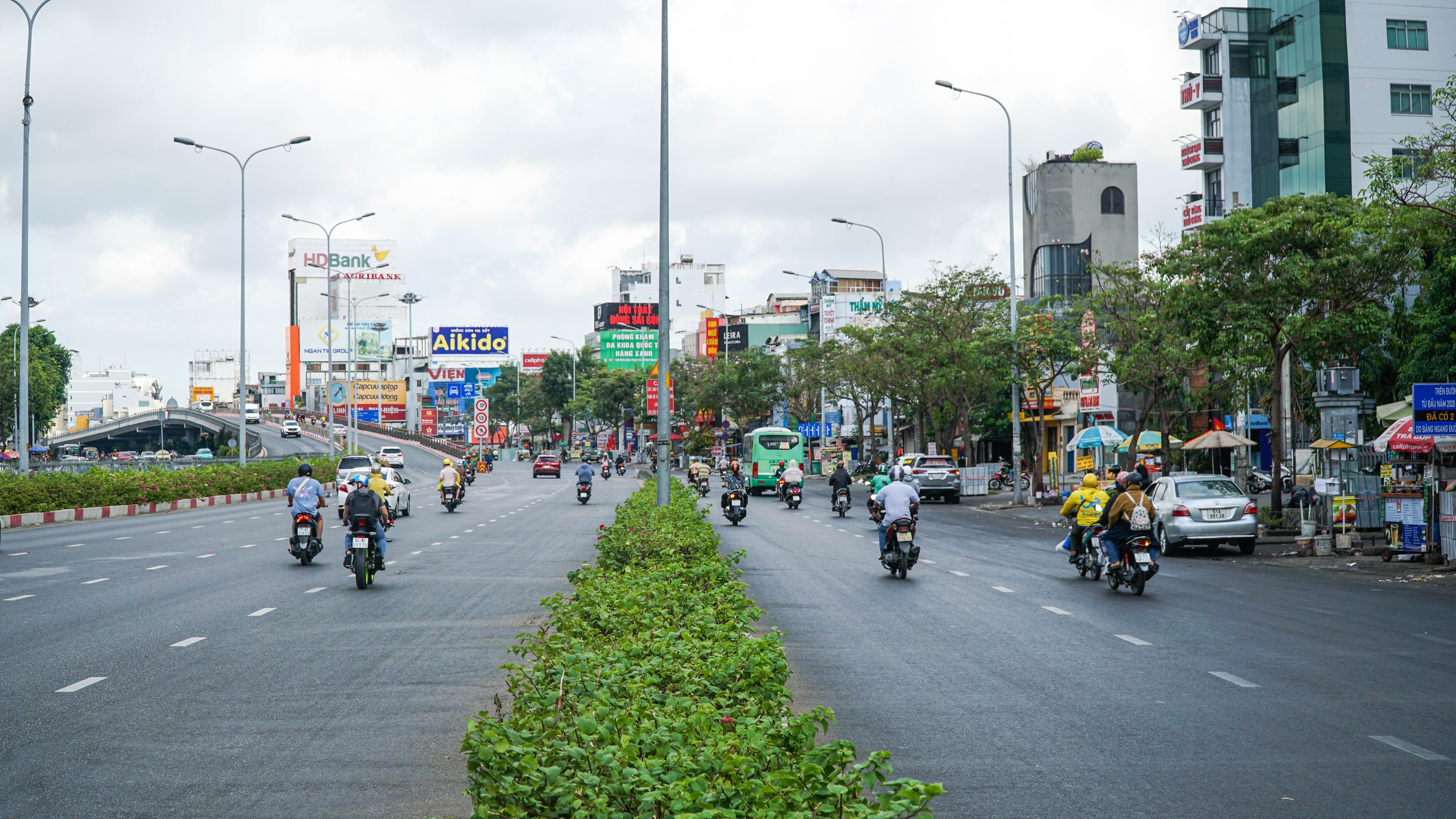 Phố phường TP HCM yên bình, rực rỡ cờ đỏ sao vàng trong ngày 30-4- Ảnh 1.