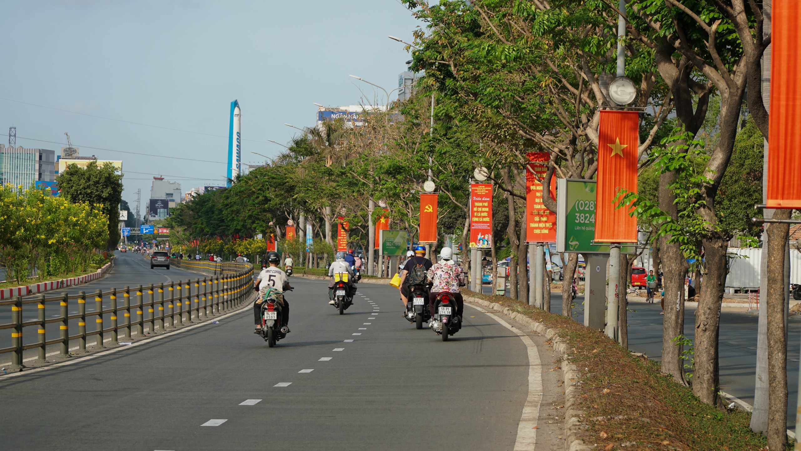 Phố phường TP HCM yên bình, rực rỡ cờ đỏ sao vàng trong ngày 30-4- Ảnh 2.