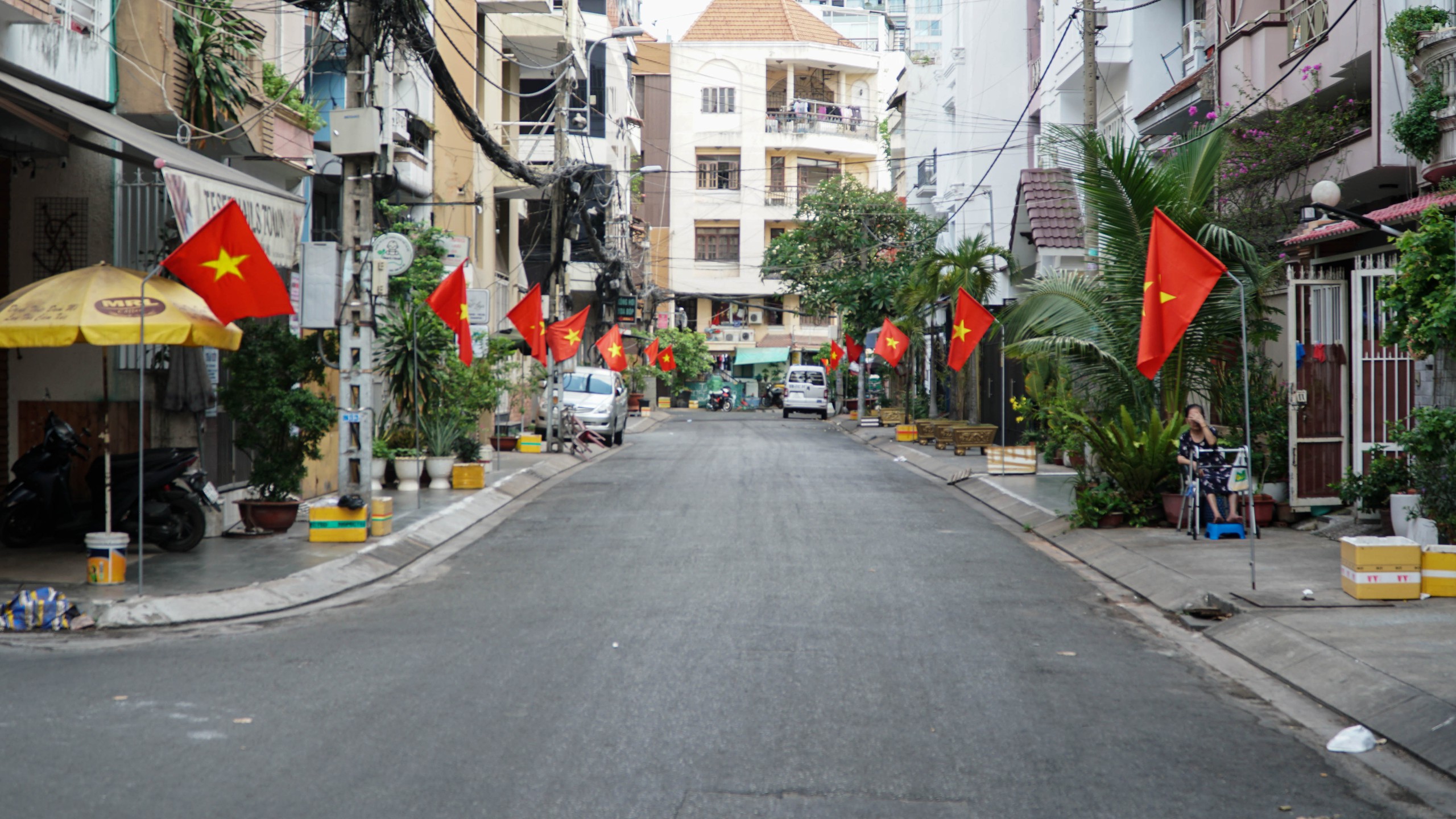 Phố phường TP HCM yên bình, rực rỡ cờ đỏ sao vàng trong ngày 30-4- Ảnh 11.