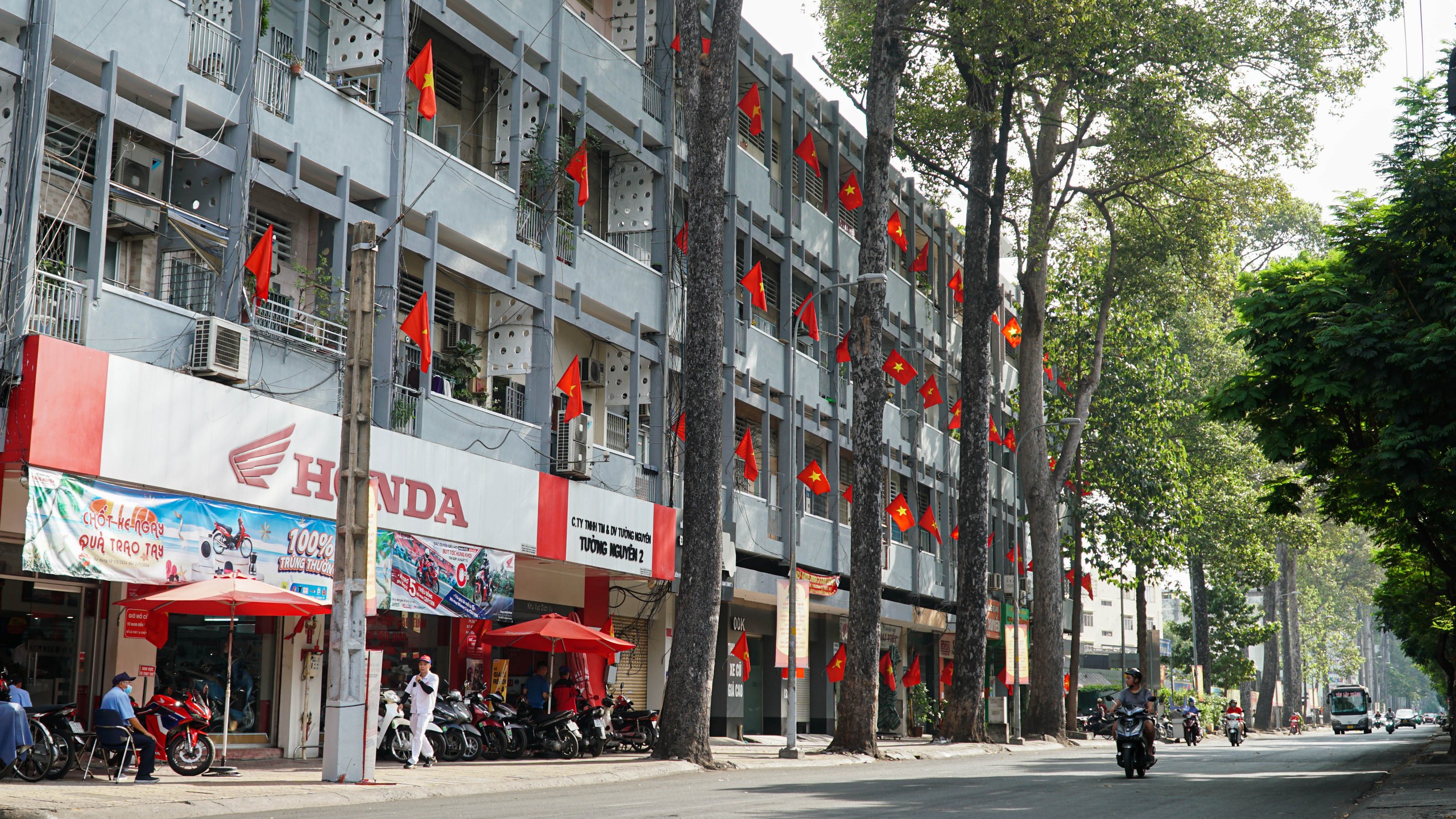 Phố phường TP HCM yên bình, rực rỡ cờ đỏ sao vàng trong ngày 30-4- Ảnh 9.
