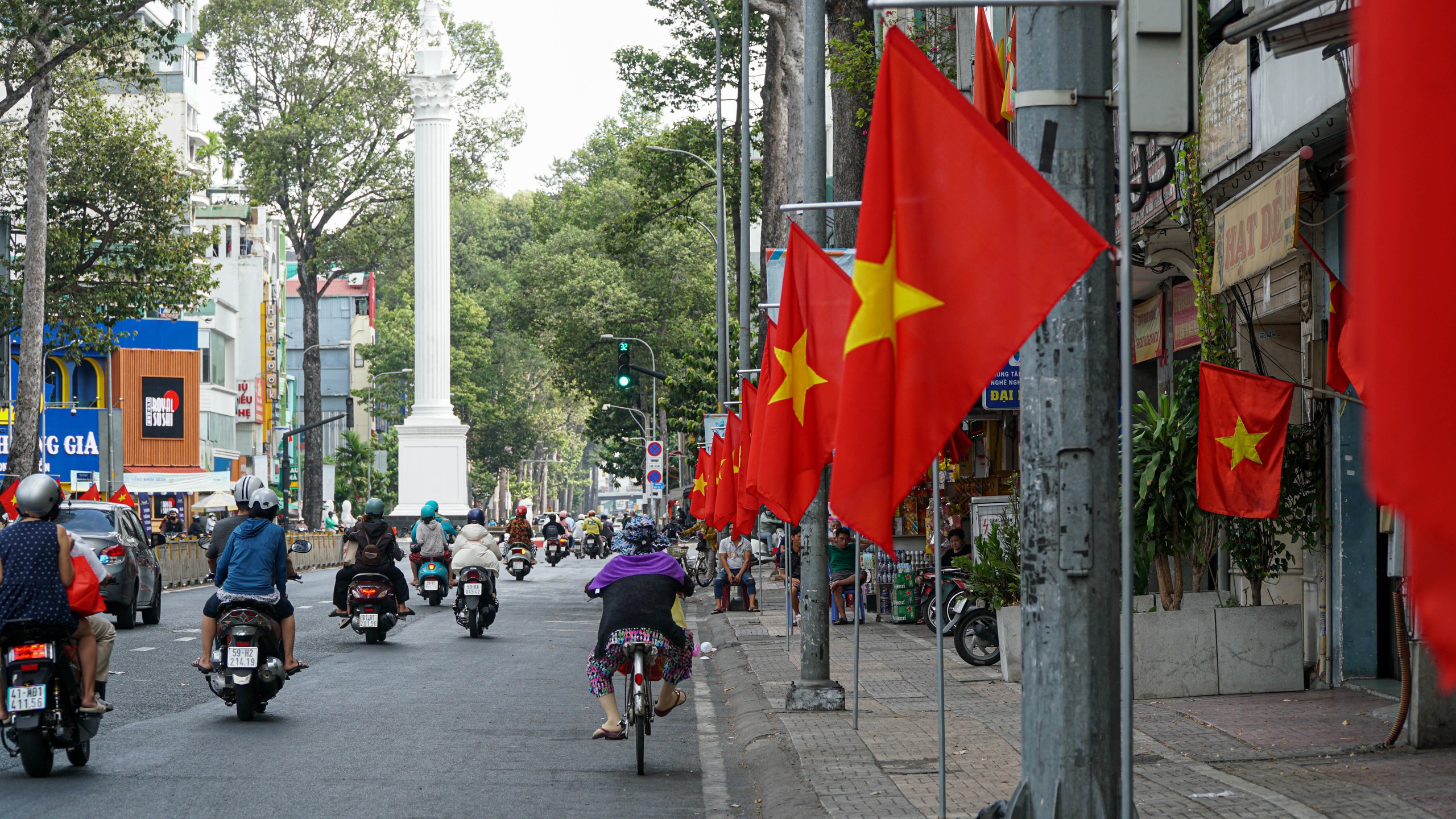 Phố phường TP HCM yên bình, rực rỡ cờ đỏ sao vàng trong ngày 30-4- Ảnh 7.