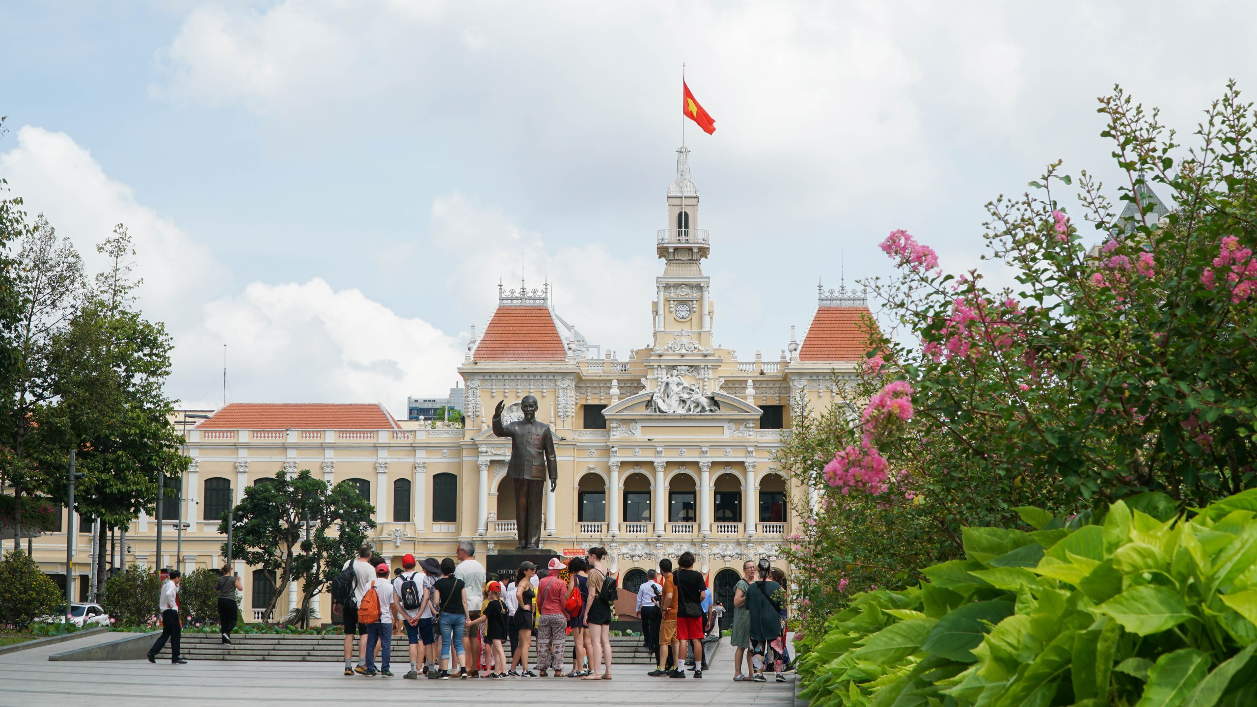 Phố phường TP HCM yên bình, rực rỡ cờ đỏ sao vàng trong ngày 30-4- Ảnh 22.