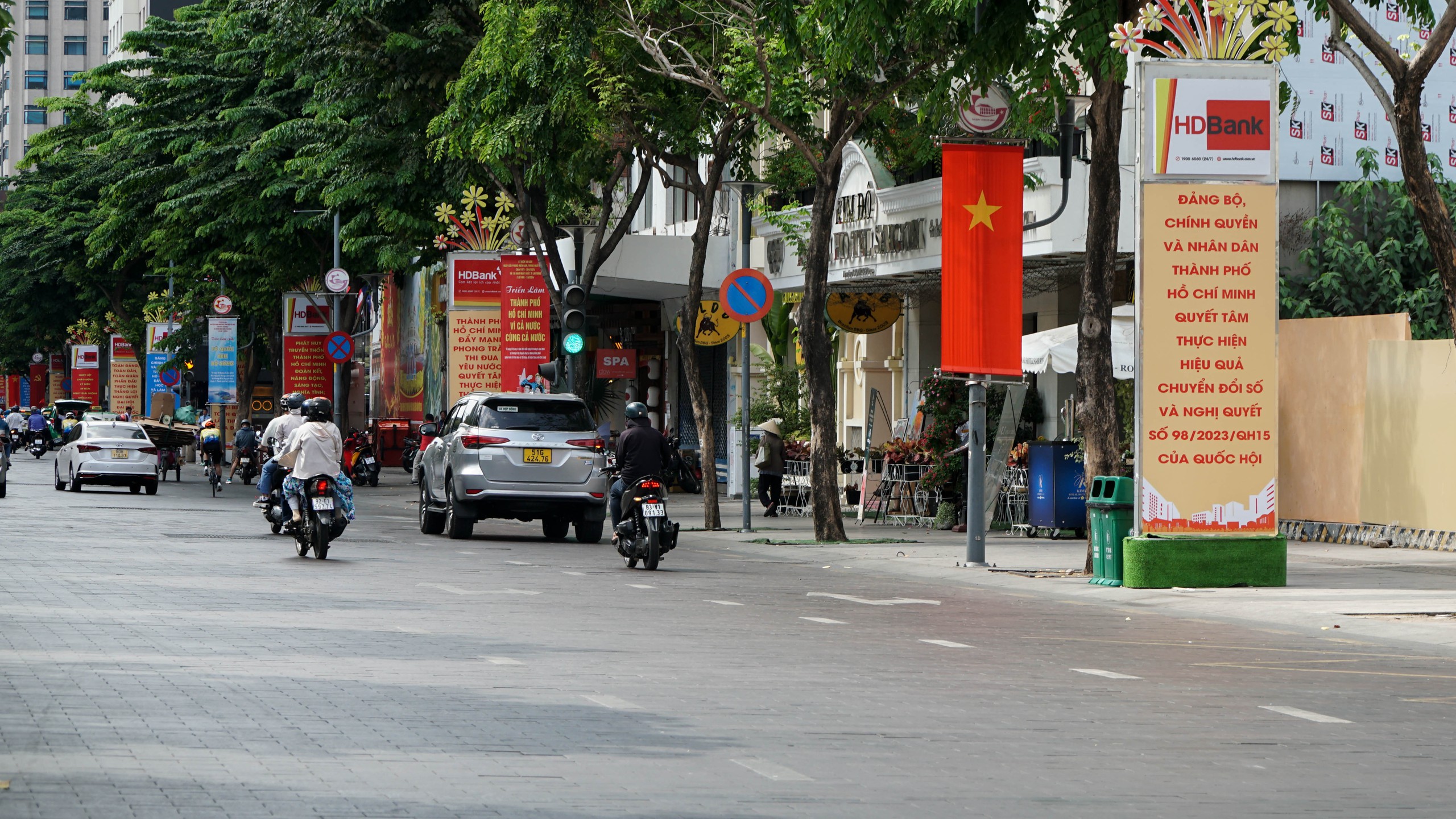 Phố phường TP HCM yên bình, rực rỡ cờ đỏ sao vàng trong ngày 30-4- Ảnh 24.
