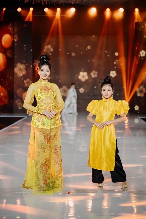 Trình diễn áo dài "Niên hoa" tại Thái Lan- Ảnh 2.
