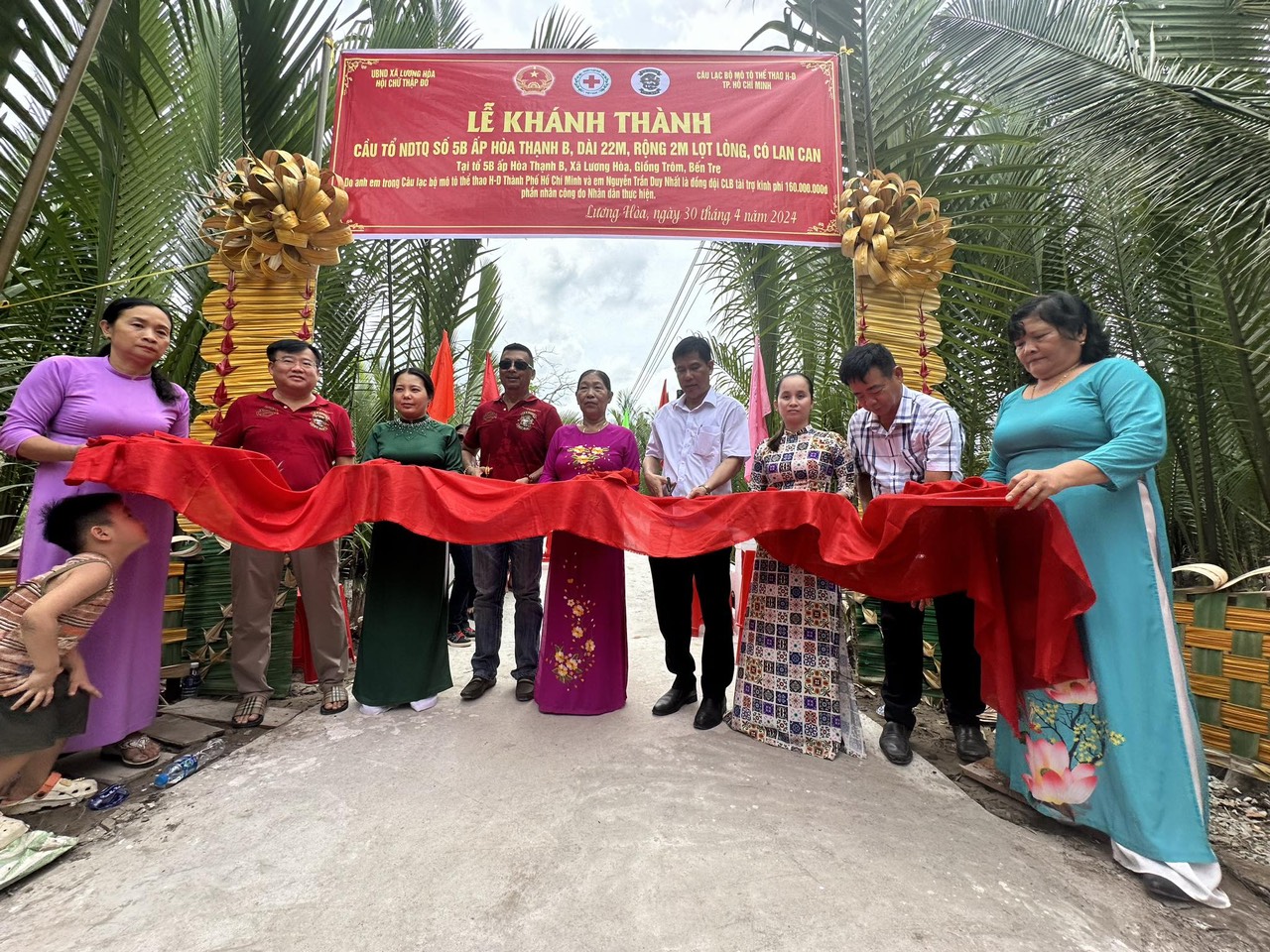 Nguyễn Trần Duy Nhất bán găng đấu để góp sức xây cầu giúp người dân Bến Tre- Ảnh 2.
