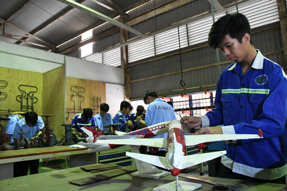 Học viên Trường CĐ Công nghệ Quốc tế Lilama 2 bên mô hình máy bay tự chế tạo