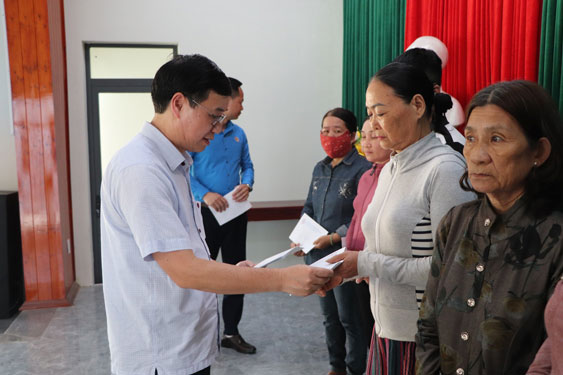 Ông Nguyễn Hà Xuyên, Chủ tịch Công đoàn ngành NN-PTNT Việt Nam, trao quà cho các gia đình có  ngư dân gặp nạn trên biển