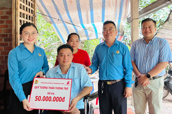 Đại diện Quỹ Tương thân tương trợ Saigon Co.op trao tiền hỗ trợ anh Lê Duy Phương