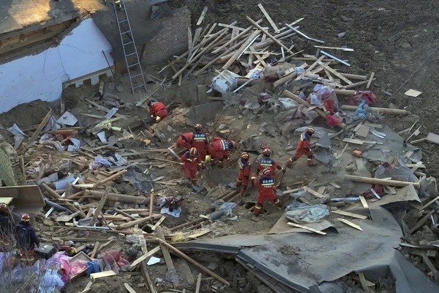 Lực lượng cứu hộ tìm kiếm nạn nhân động đất tại tỉnh Thanh Hải ngày 19-12-2023. Ảnh: AP