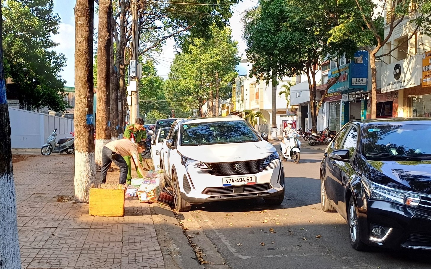 CLIP: Đập kính ô tô, trộm hàng trăm triệu giữa ban ngày