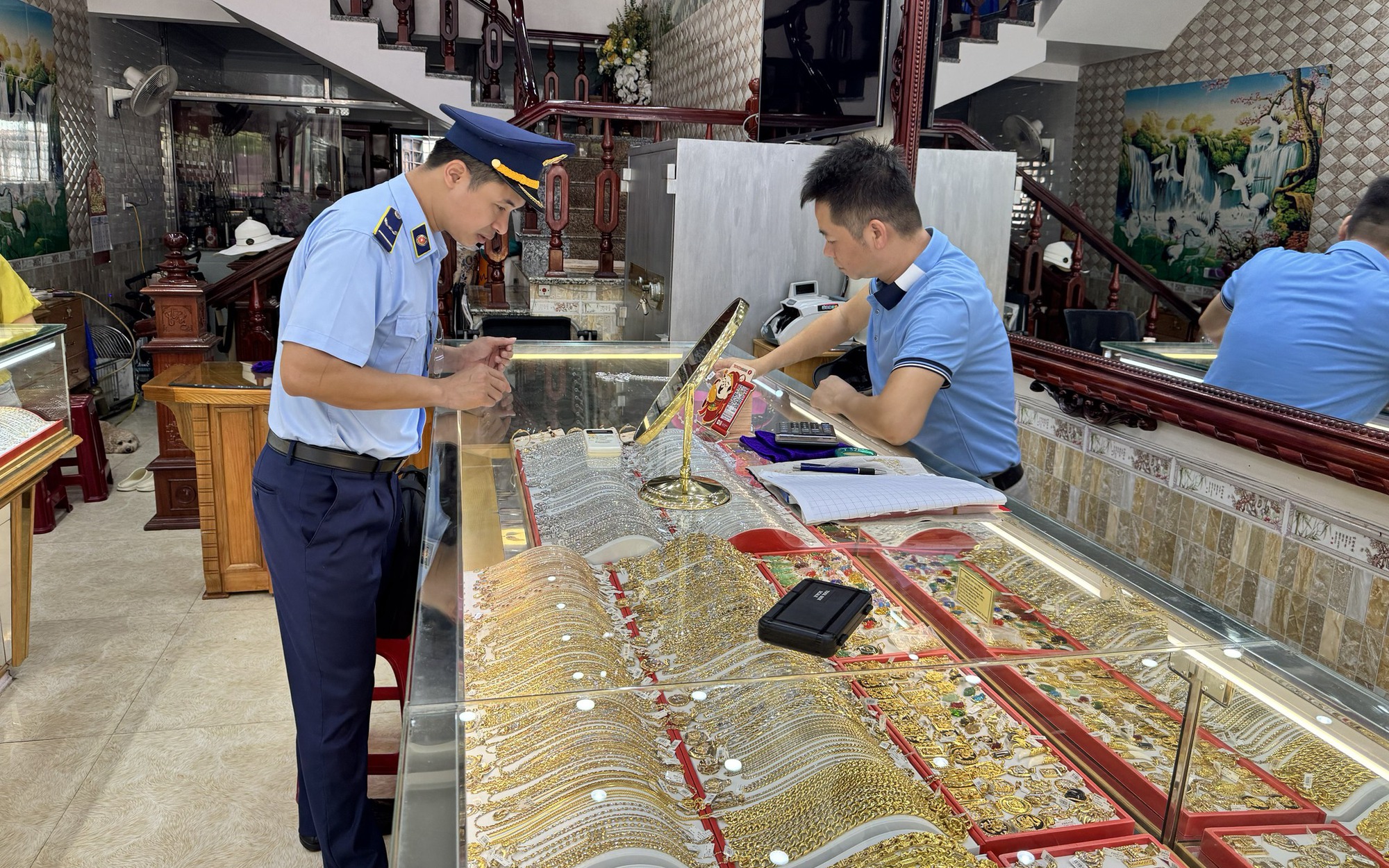 Gia Lai: Tạm giữ gần 1.000 sản phẩm nghi giả mạo nhãn hiệu Lacoste, Nike - Ảnh 2. Gia Lai: Tạm giữ gần 1.000 sản phẩm nghi giả mạo nhãn hiệu Lacoste, Nike - Ảnh 2.