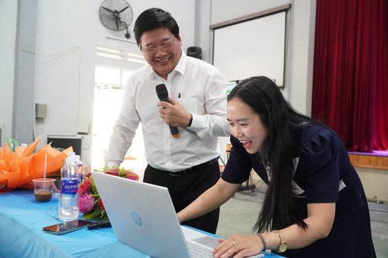 TS Trần Đình Lý chia sẻ kinh nghiệm hướng nghiệp với giáo viên tỉnh Kon Tum Ảnh: HUẾ XUÂN