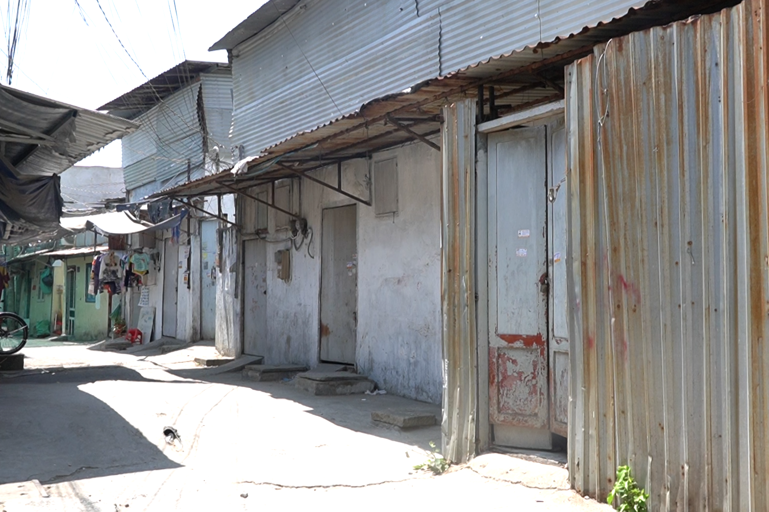 VIDEO: Những xóm trọ nghèo vật vã dưới nắng nóng tại TP HCM- Ảnh 7.