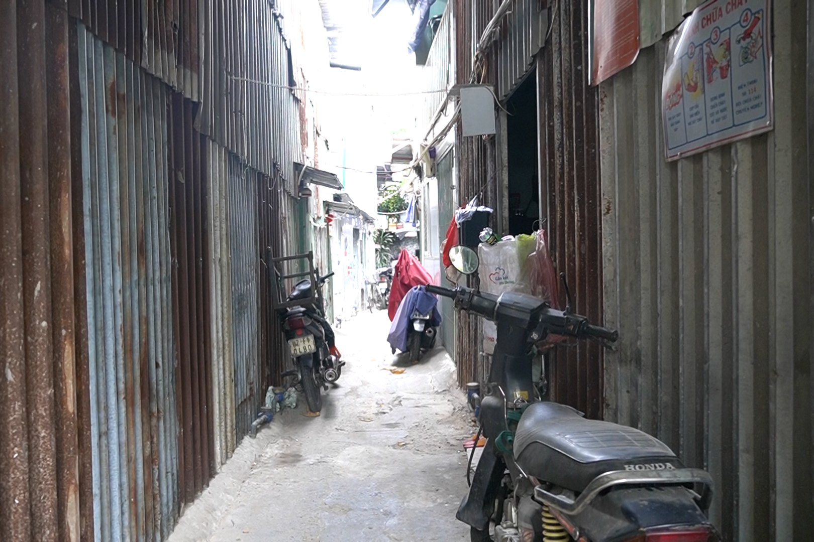 VIDEO: Những xóm trọ nghèo vật vã dưới nắng nóng tại TP HCM- Ảnh 1.
