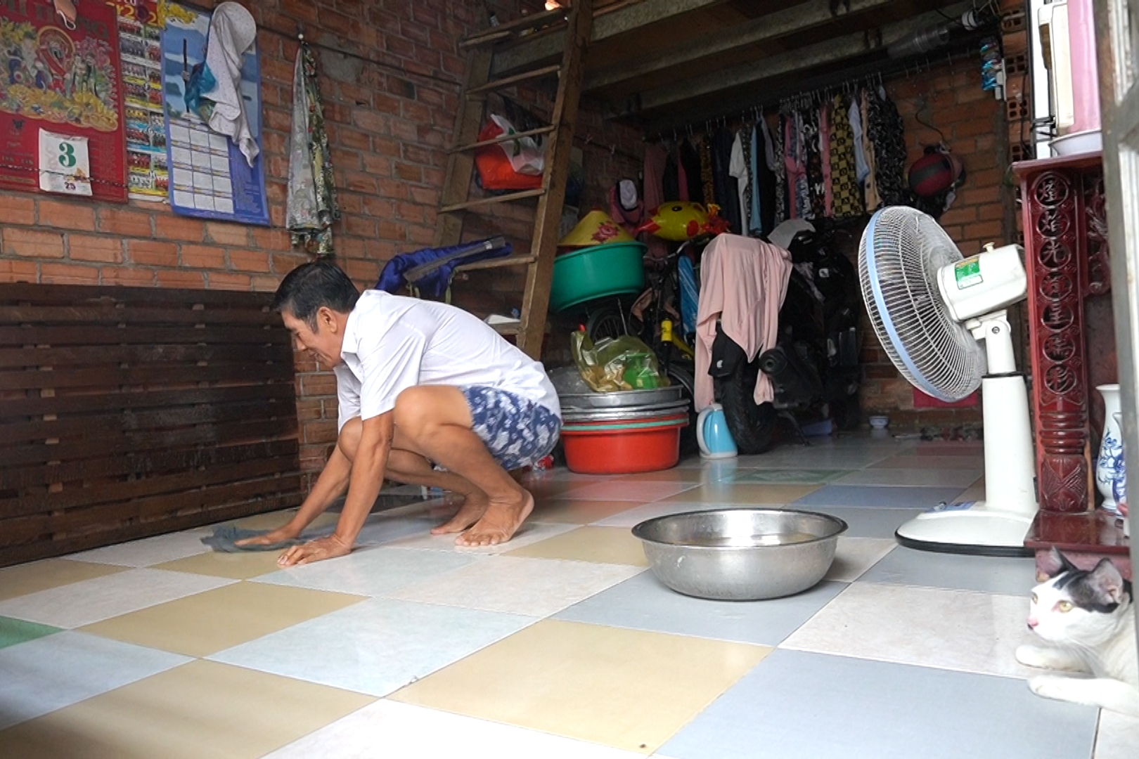 VIDEO: Những xóm trọ nghèo vật vã dưới nắng nóng tại TP HCM- Ảnh 6.