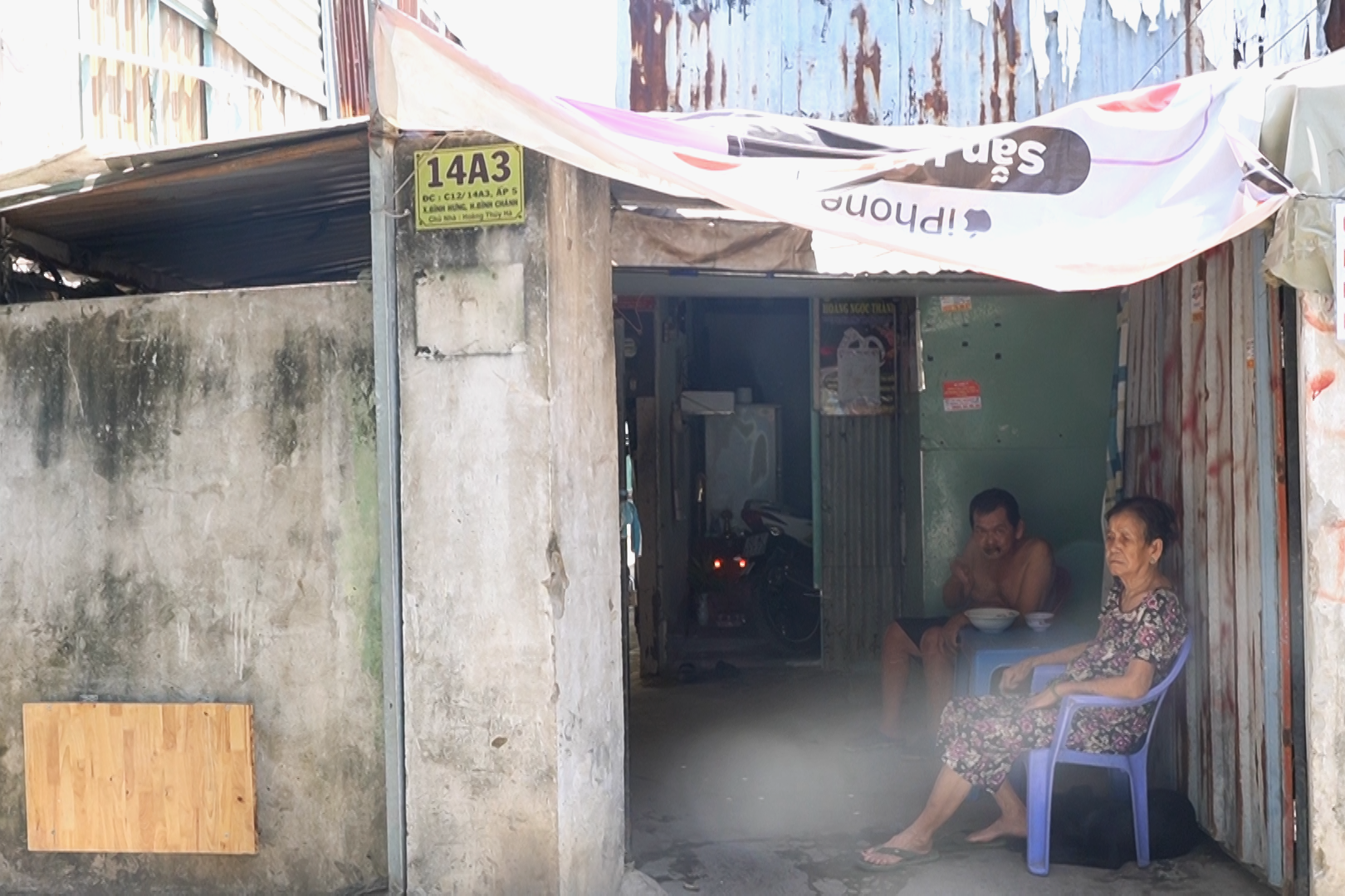 VIDEO: Những xóm trọ nghèo vật vã dưới nắng nóng tại TP HCM- Ảnh 2.