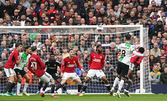 Man United níu chân Liverpool, Arsenal trở lại ngôi đầu- Ảnh 3.