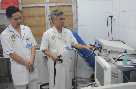PGS-TS Bùi Quang Huy hướng dẫn về thiết bị sốc điện trong điều trị bệnh liên quan đến tâm thần Ảnh: BẢO HÀ