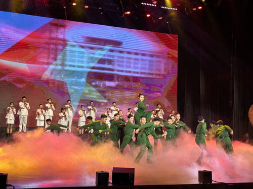 Hát múa “Quân đội ta, quân đội anh hùng” mở màn Liên hoan Nghệ thuật  quần chúng “80 năm vang mãi bản hùng ca” tại TP HCM