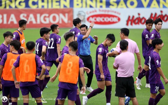 Các giải chuyên nghiệp tạm dừng vì CẤN LỊCH ĐẤU đội tuyển trẻ: Cách làm bóng đá... chỉ có ở Việt Nam!