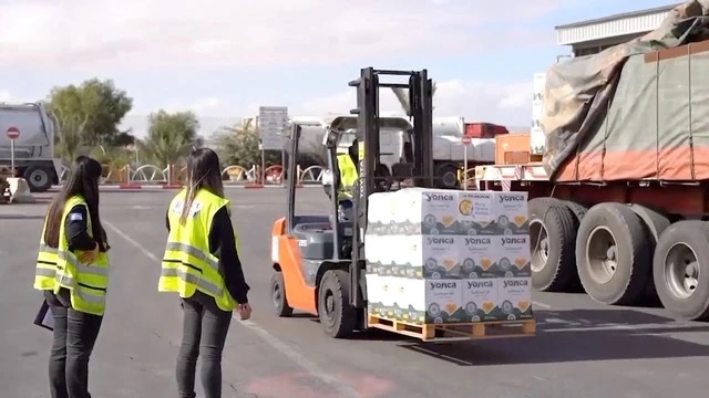 Hàng viện trợ được chất lên xe tải đến dải Gaza. Ảnh: REUTERS
