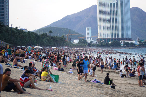 Rất đông du khách đổ ra bãi biển Nha Trang  Ảnh: KỲ NAM