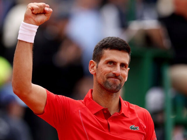 Djokovic bị ném chai nước trúng đầu- Ảnh 1.