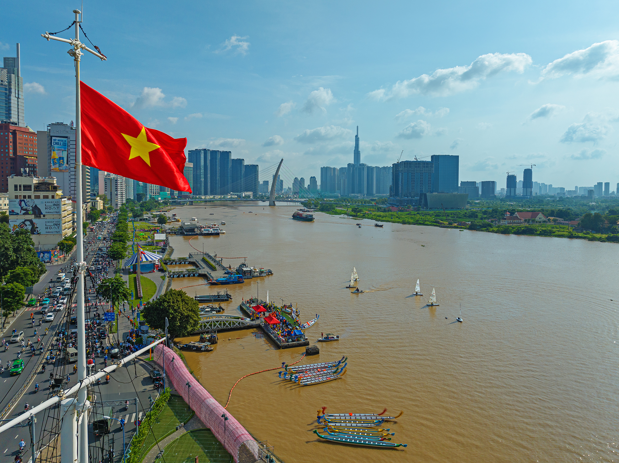 Ngay sau lễ khai mạc, nhiều sự kiện đặc sắc đã diễn ra trên sông Sài Gòn