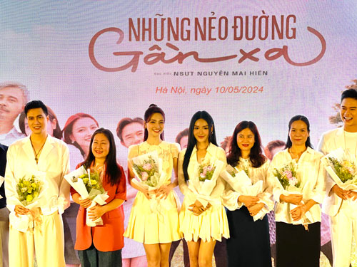 Nhóm thực hiện phim “Những nẻo đường gần xa” trong ngày giới thiệu bộ phim