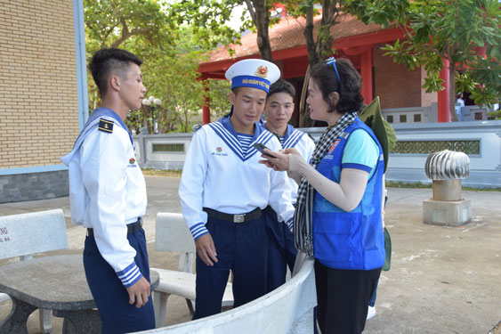 Chị Dương Thị Huyền Trâm, Trưởng Ban Phong trào Ủy ban MTTQ TP HCM, trò chuyện với các chiến sĩ trẻ