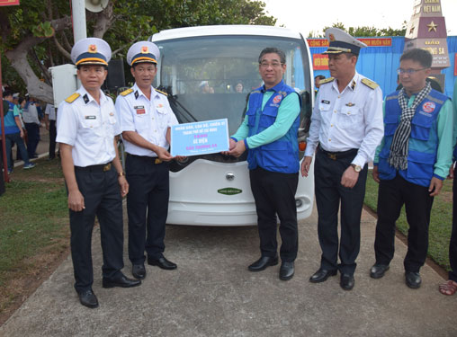 Phó Bí thư Thành ủy TP HCM Nguyễn Phước Lộc và Chuẩn Đô đốc Phạm Như Xuân (thứ ba và thứ hai từ phải qua) tặng xe điện cho quân và dân đảo Trường Sa Lớn