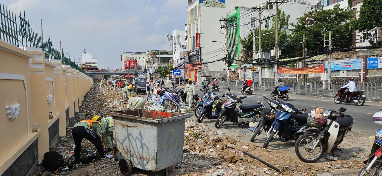 Diện mạo mới của đường Hoàng Hoa Thám sau phản ánh của Báo Người Lao Động- Ảnh 1.