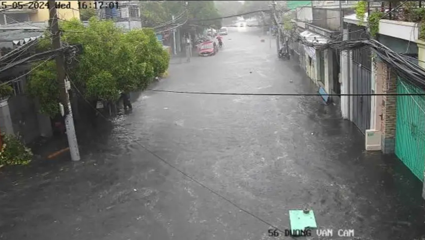 TP HCM mưa sầm sập, nhiều tuyến đường nhanh chóng ngập sâu- Ảnh 4.