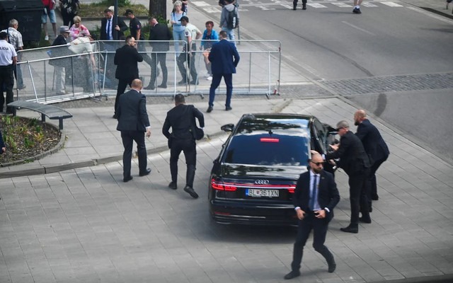 Thủ tướng Slovakia  Robert Fico bị bắn, được đưa vào bệnh viện- Ảnh 4.