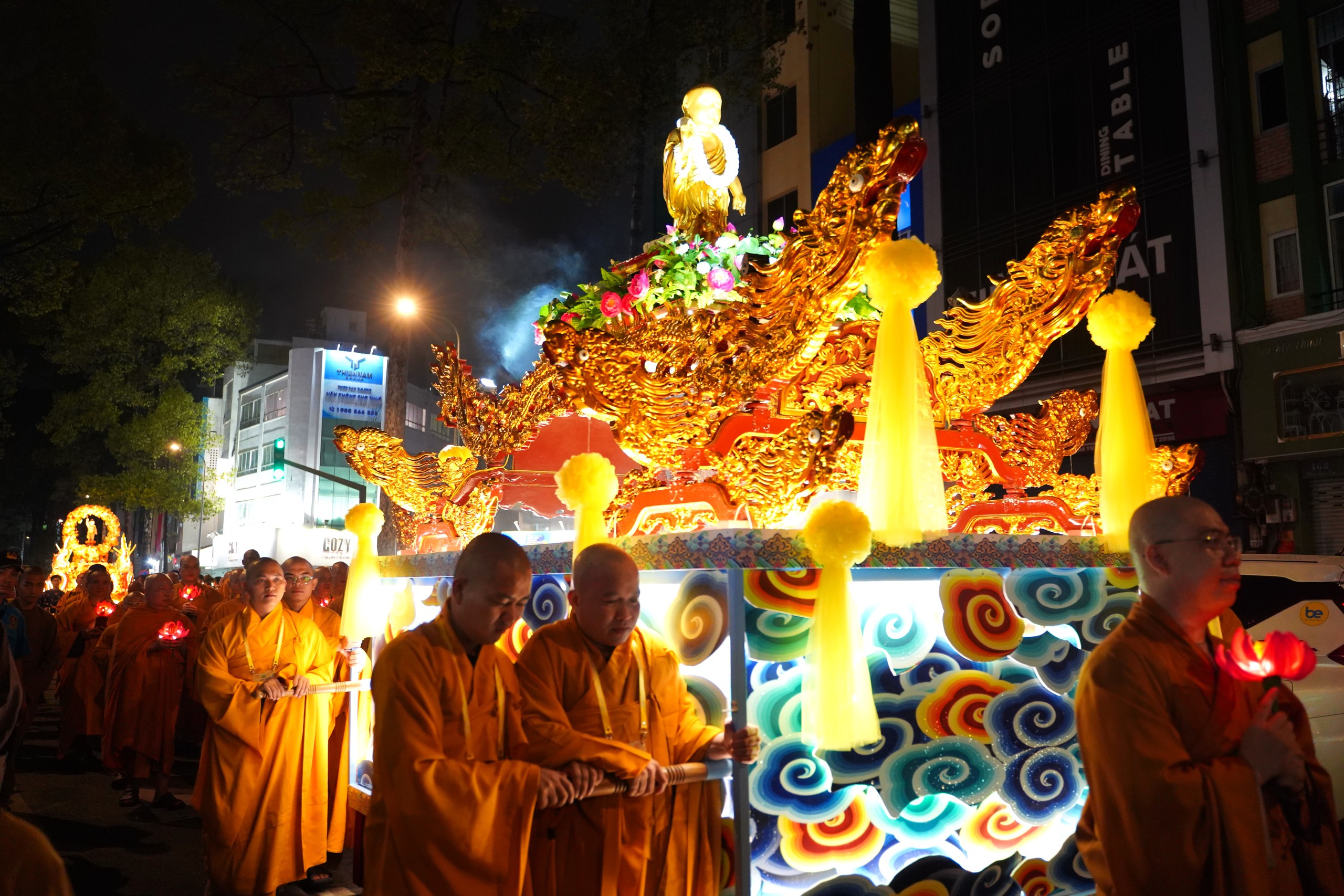 TP HCM long trọng lễ rước kiệu mừng Phật đản- Ảnh 5.