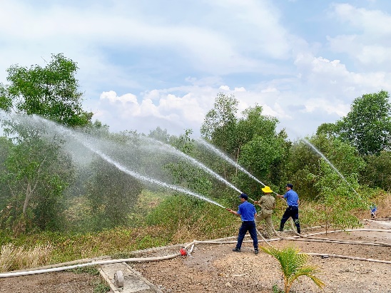 Q:\ChuyenDe\17-5\Lực lượng PCCC tại chỗ của VWS-LA thực hiện tình huống giả định rừng bị cháy.jpg