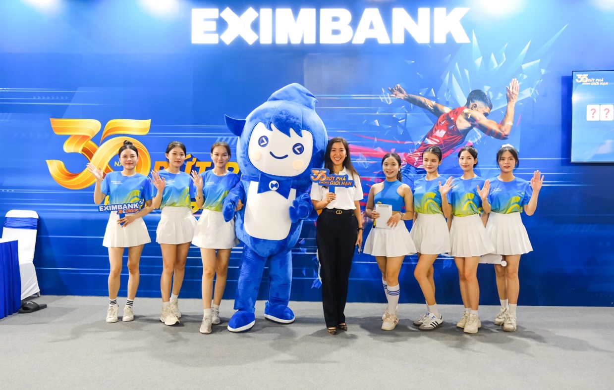 Giải chạy đêm Ho Chi Minh City Night Run Eximbank 2024 chính thức khai mạc- Ảnh 2.