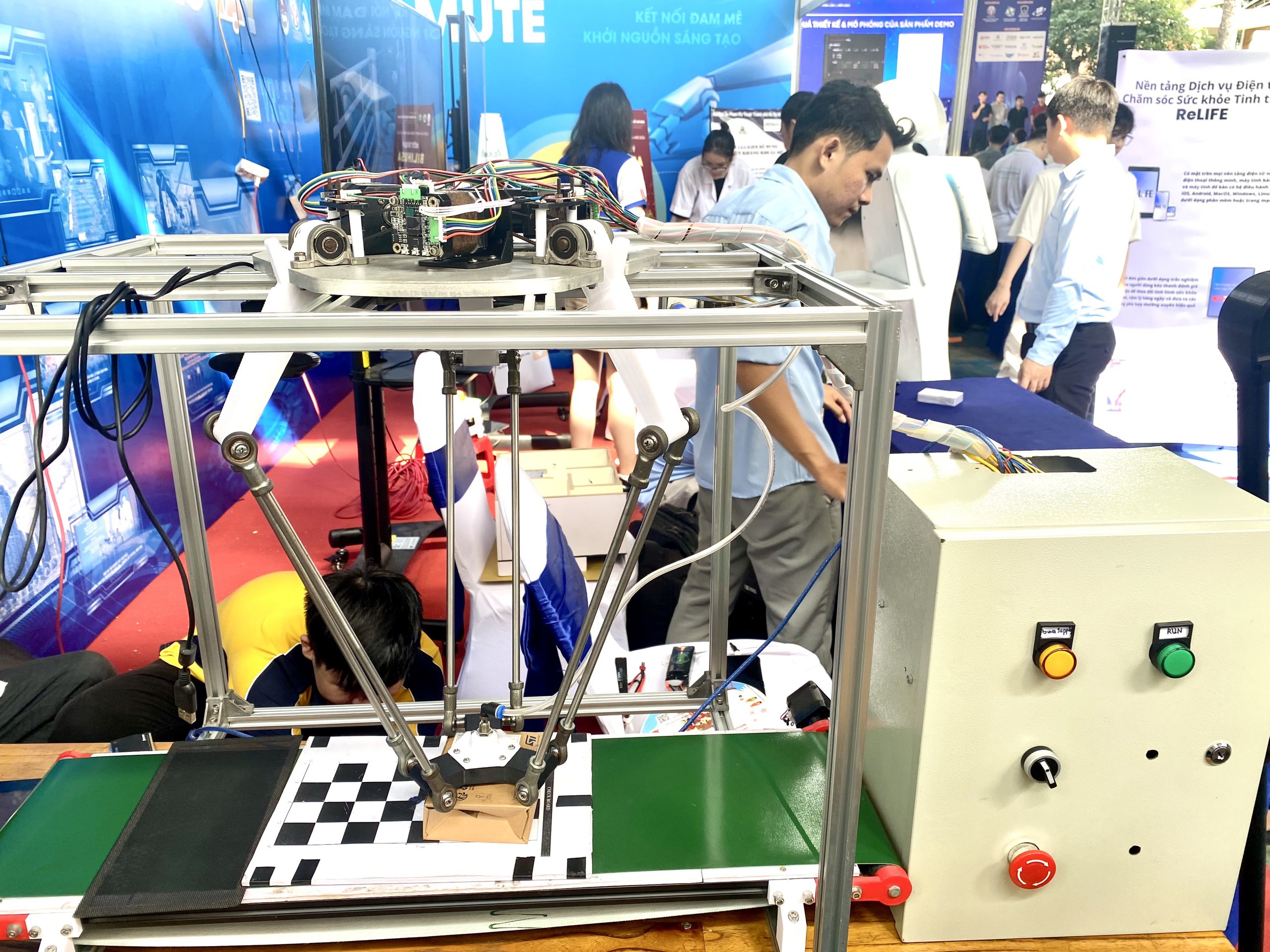 HỌC SINH GIỚI THIỆU SẢN PHẨM NGHIÊN CỨU TẠI CUỘC THI CẤP TRƯỜNG