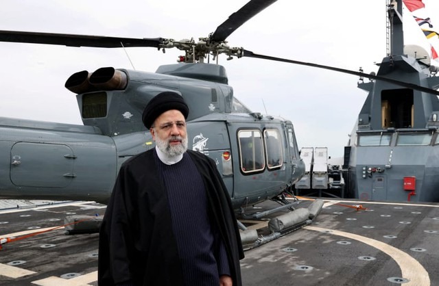 Tổng thống Iran Ebrahim Raisi thăm trang thiết bị quân sự của Hải quân IRGC tại Bandar Abbas - Iran - Ảnh: REUTERS