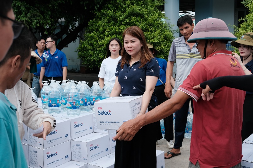 Saigon Co.op trao tặng nước và bồn nước cho bà con vùng hạn mặn- Ảnh 1.