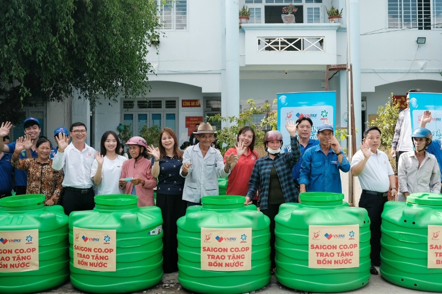 Saigon Co.op trao tặng nước và bồn nước cho bà con vùng hạn mặn- Ảnh 2.