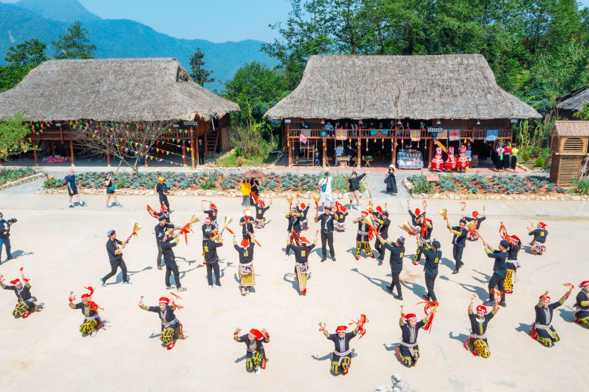 Nắng nóng hơn 40 độ C, hàng ngàn du khách vẫn đổ về Sa Pa, Hạ Long, Sầm Sơn trong ngày đầu nghỉ lễ- Ảnh 12.