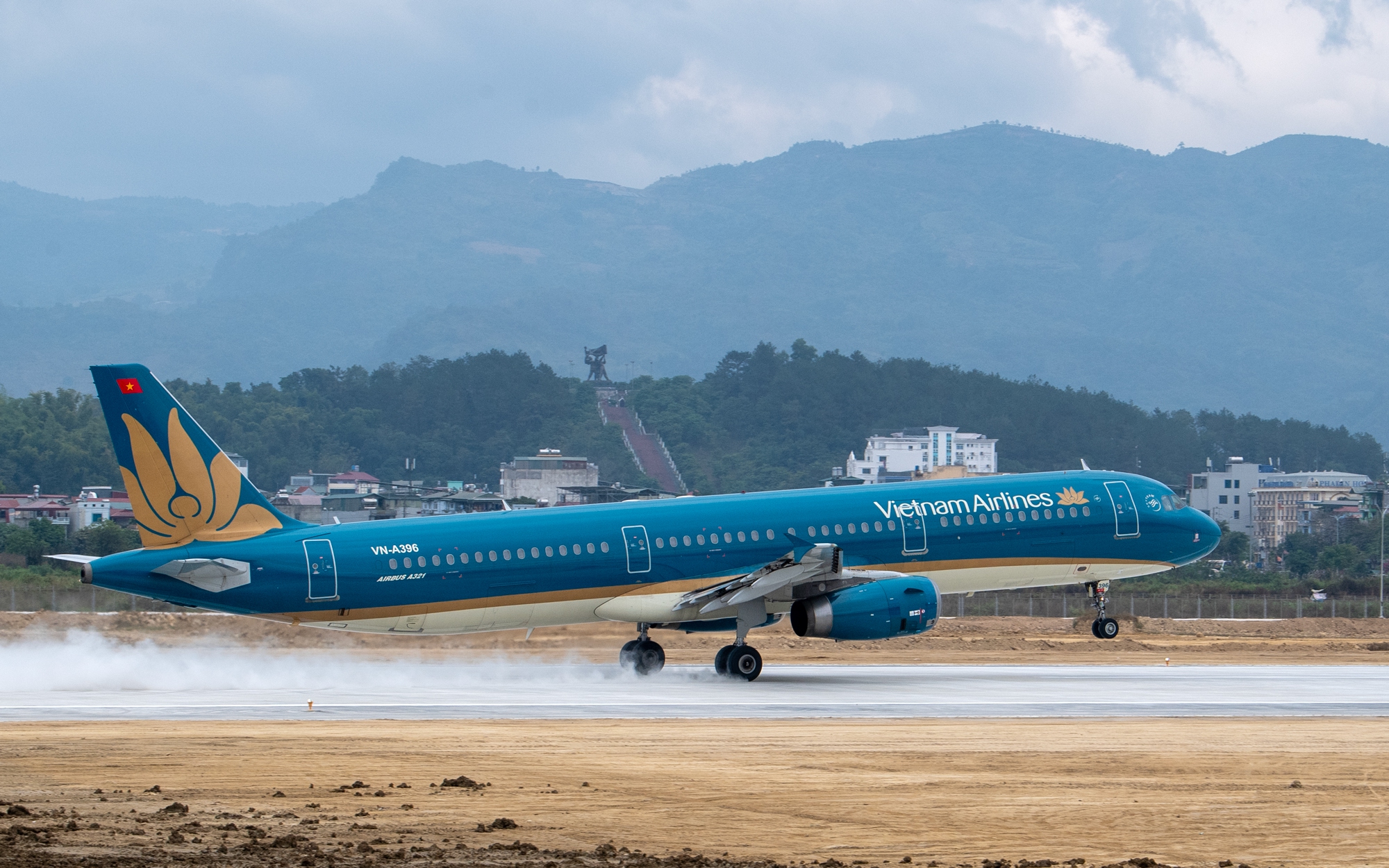 Vì sao Vietnam Airlines lãi đột biến?