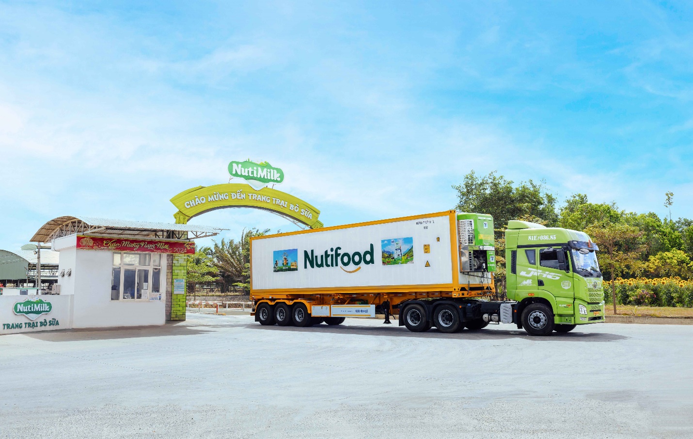 A truck parked in front of a food stand  Description automatically generated