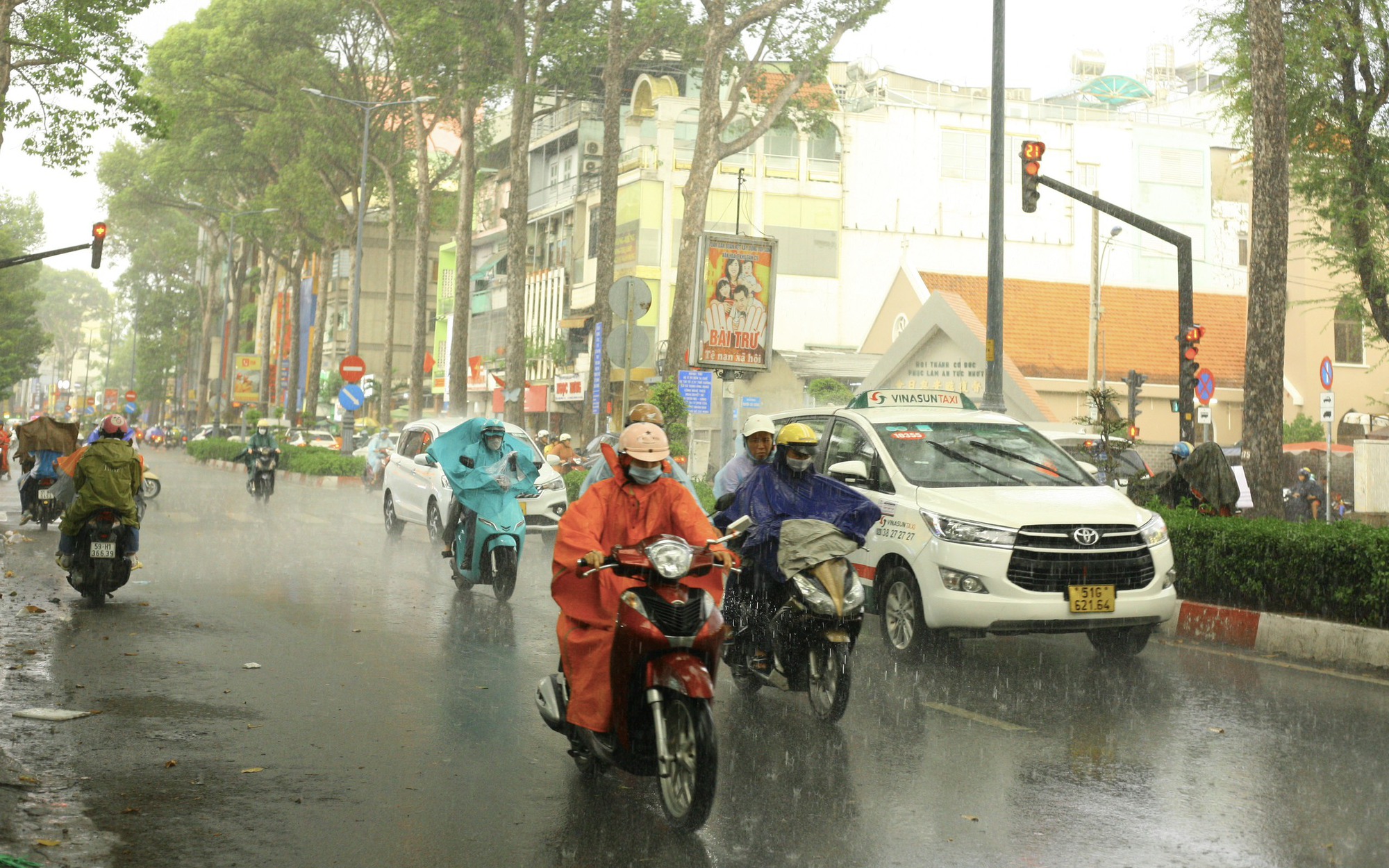 Chiều nay 21-5, TP HCM tiếp tục hứng mưa to