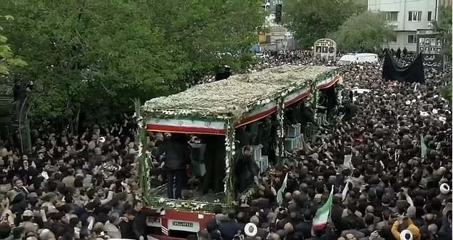 Hàng ngàn người đưa tang đứng chật kín đường phố Tabriz để tỏ lòng ngưỡng mộ đối với cố Tổng thống Iran Ebrahim Raisi. Ảnh: Sky News