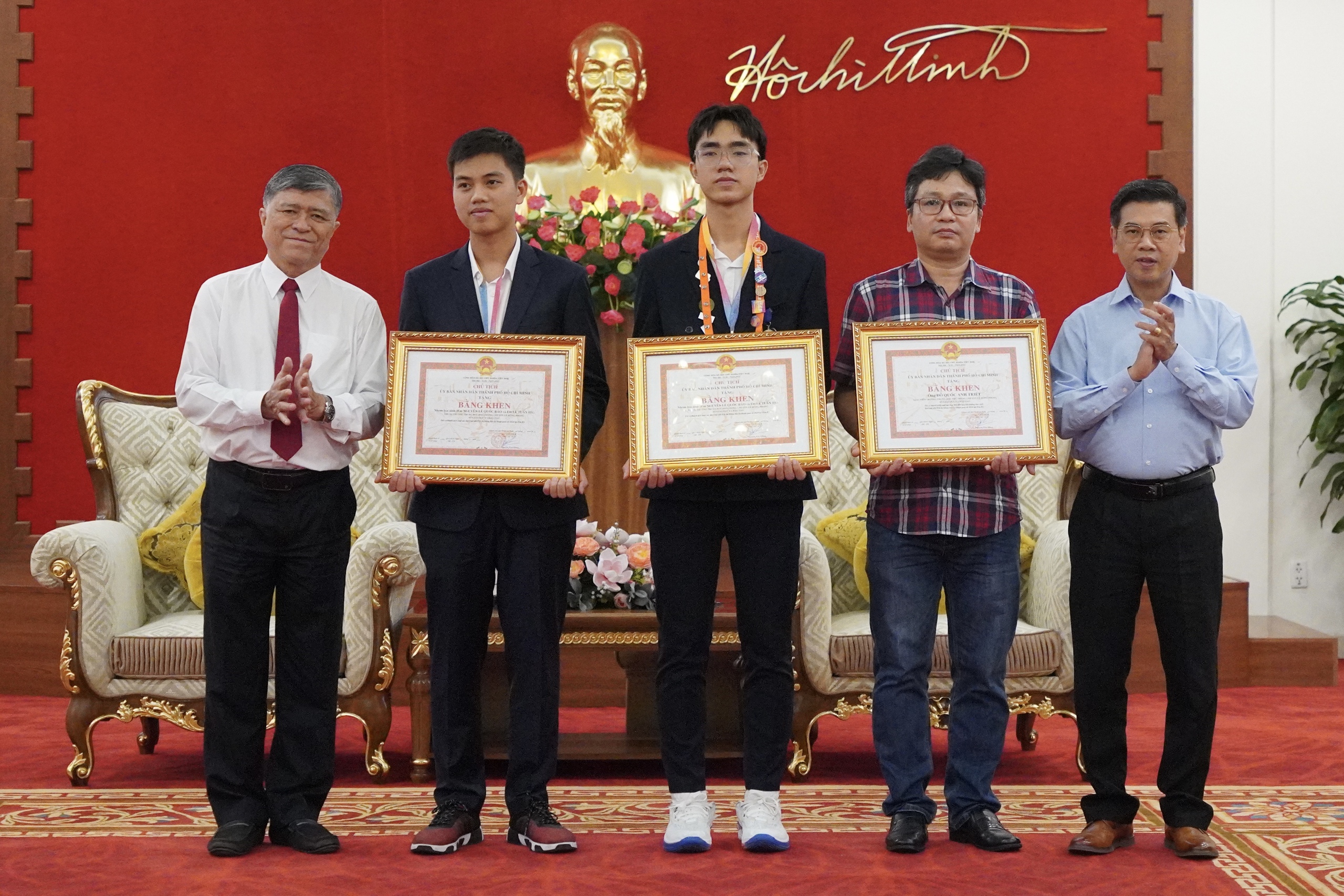 TP HCM khen thưởng 2 học sinh đoạt giải cuộc thi khoa học kỹ thuật quốc tế- Ảnh 2.